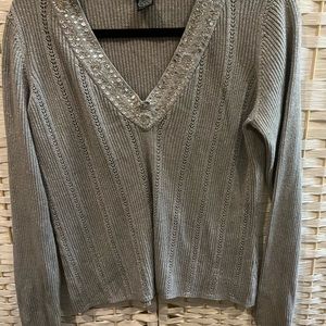 NEW YORK & COMPANY V-Neck Silver Sweater S/L 🎉🎉EUC